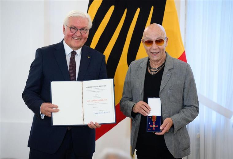 Toni Krahl wird von Bundespräsident Frank-Walter Steinmeier im Schloss Bellevue der Verdienstorden der Bundesrepublik Deutschland verliehen. 
