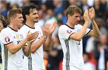 Toni Kroos, Mats Hummels und Thomas (von links) könnten am Sonntag gegen die Slowakei das 2050. Tor einer deutschen Nationalelf feiern.
