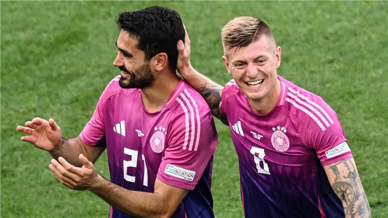 Toni Kroos (re.) und Ilkay Gündogan nebeneinander im Mittelfeld. Das passte selten. Jetzt spielen die Strategen versetzt im Zentrum und es läuft.