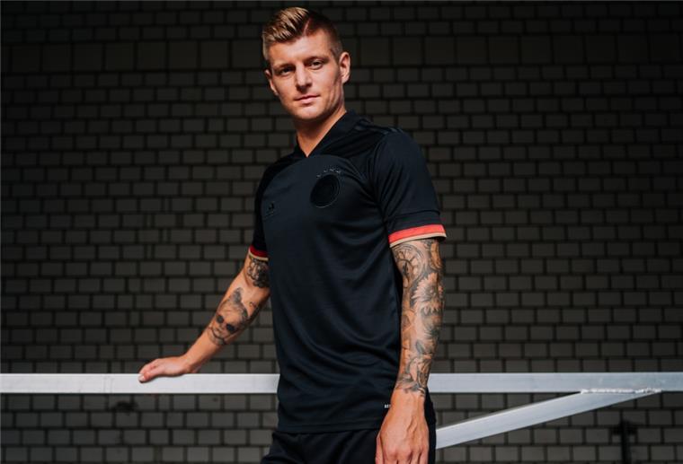 Videoclip von Rapper Pajel: Sehen so die neuen DFB-Trikots aus? Toni Kroos, Spieler der der deutschen Fußball-Nationalmannschaft, im EM-Trikot aus dem vergangenen Jahr.