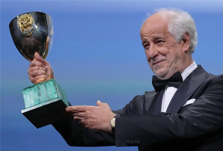Goldener Löwe in Venedig für Jim Jarmusch Toni Servillo mit dem Schauspiel-Preis.