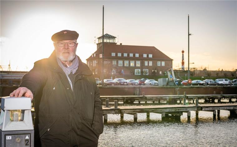 Toni von Häfen von der Schiffergilde hofft, dass die Schiffe des maritimen Vereins demnächst am Provisorium festmachen können. Der Bau des neuen Betonanlegers verzögert sich.