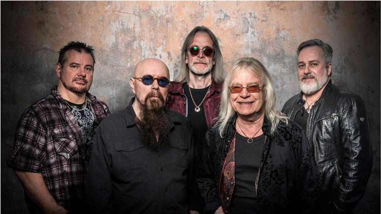 Magnum-Gitarrist und Songwriter Tony Clarkin ist tot Tony Clarkin (zweiter von links) gründete in den 70er-Jahren mit Bob Catley (zweiter von rechts) die britische Rockband Magnum. Nun starb Clarkin nach kurzer Krankheit im Alter von 77 Jahren.