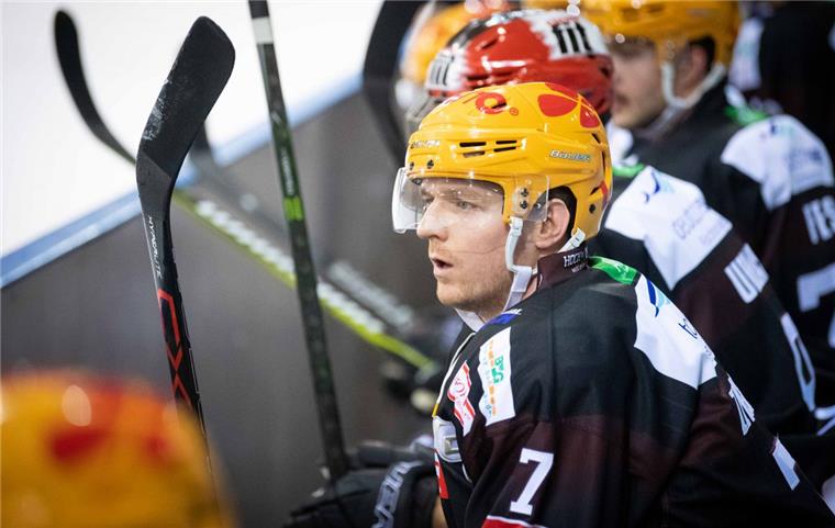 Pinguins-Stürmer Mark Zengerle ist "Fan-Spieler des Monats" Mark Zengerle war DEL-Topscorer im Dezember und setzte sich in der Fan-Wertung deutlich durch. Am Ende musste er sich dennoch mit Platz zwei bei der Wahl zum Spieler des Monats begnügen.