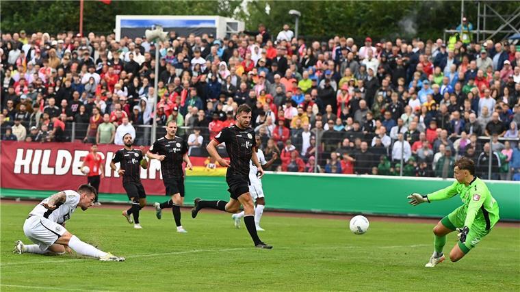 Tor für Elversberg:  Luca Schnellbacher trifft zum 1:0 in Hildesheim.