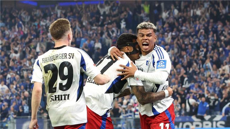 Endlich wieder Bundesliga: HSV im Partyrausch zum Aufstieg Tor zum 2:1: Hamburgs Ransford Königsdörffer (r) jubelt mit seinen Teamkollegen.