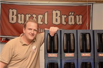 Torben Sass steht in seiner kleinen Privatbrauerei in Tarmstedt. Was er dort produziert, gibt es nur in drei Getränkemärkten zu kaufen - und auf der Tarmstedter Ausstellung zu probieren.  