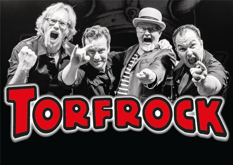 Wippende Wikingerhelme beim Torfrock-Gig Bandfoto Torfrock