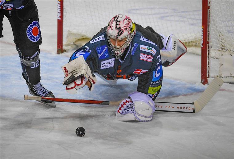 Brandon Maxwell im Tor der Pinguins