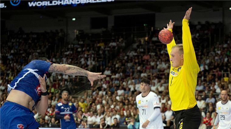 „Es ist drin“: Glaube an eine Olympia-Medaille wächst Torhüter David Späth hielt das DHB-Team mit starken Paraden im Spiel.