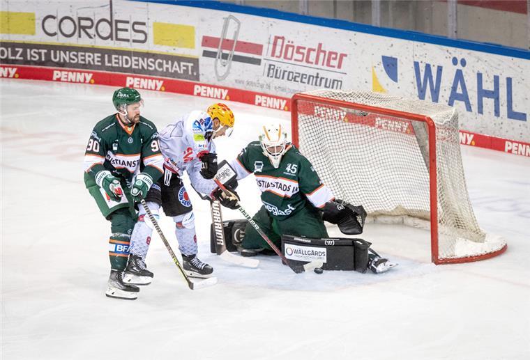 Torhüter Filip Larsson macht eine Chance von Nino Kinder zunichte.