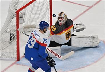 Olympia, Eishockey, Viertelfinal-Qualifikation, Slowakei - Deutschland im Nationalen Hallenstadion, Torhüter Mathias Niederberger (r) aus Deutschland und Libor Hudacek aus der Slowakei schauen dem Puck nach.