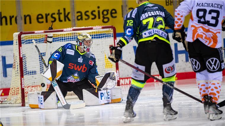 Pinguins versüßen sich den Kurzurlaub mit Sieg im Nordderby Torhüter Maxi Franzreb kassierte erneut früh ein Gegentor, ließ sich dadurch aber nicht aus der Ruhe bringen.