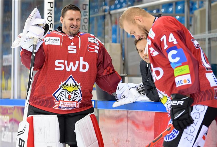 Wechsel im Tor der Fischtown Pinguins Torhüter Tomas Pöpperle (links) soll in Wolfsburg ebenso spielen wie Stürmer Tomas Sykora.