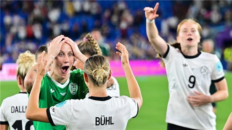 Für Opa ins Finale Torhüterin Ann-Katrin Berger (grünes Trikot) kann es kaum glauben: Deutschland steht im Halbfinale der EM.