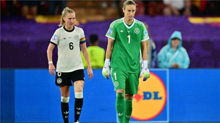 Im Halbfinale ist Schluss Torhüterin Ann-Katrin Berger (rechts) und Janina Minge sind traurig über das 0:1.
