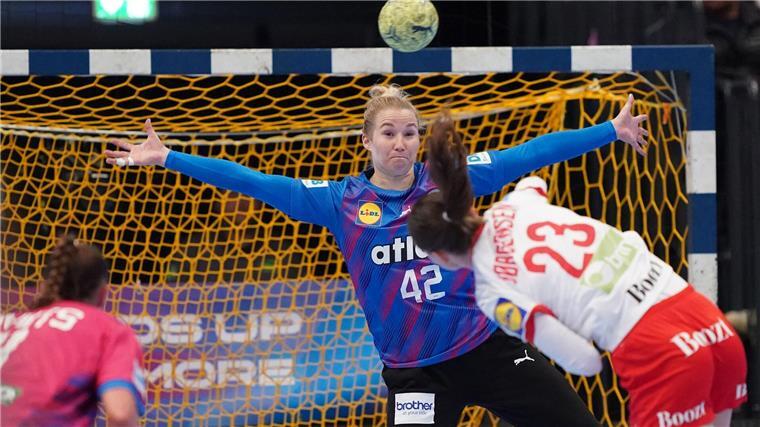 Handballerin Bölk glückt Rückkehr: „Sehr zufrieden“ Torhüterin Katharina Filter gehörte gegen Dänemark zu den Aktivposten im deutschen Team.