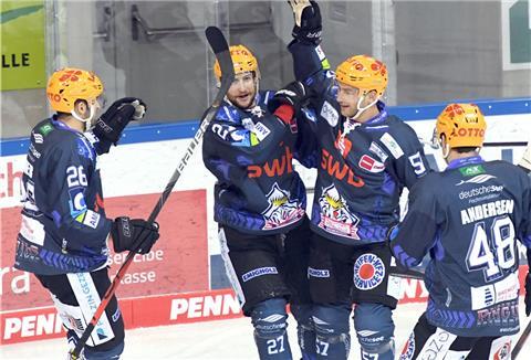 Torjubel bei den Spielern der Fischtown Pinguins. Auch in dieser Saison ein gewohntes Bild.