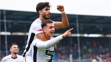 Torschütze Fisnik Asllani (unten) vom SV Elversberg jubelt mit Muhammed Damar vom SV Elversberg über sein Tor zum 1:1.