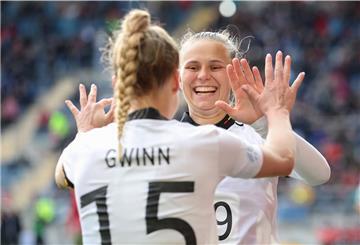 Torschützin Klara Bühl (rechts) feiert ihren Treffer zum 2:0 mit Giulia Gwinn.