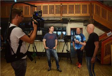 Torsten Folge (rechts) und Philip Heyelmann (links) sind bei Radio Weser.TV angestellt. Hier interviewen sie Sven Lüdke (2. von links) und Yeti Mansena von der Jahnhalle.