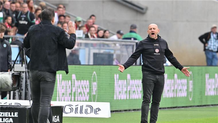 Hannover 96 gewinnt bei Titz-Debüt gegen Lautern Torsten Lieberknecht und der 1. FC Kaiserslautern haben einen Fehlstart hingelegt.