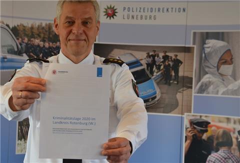Torsten Oestmann, Leiter der Polizeiinspektion Rotenburg, bei der Präsentation der Kriminalstatistik für 2020.