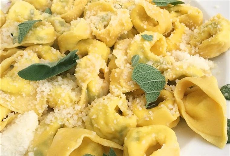 Tortelloni gibt es frisch im Kühlregal - viele Produkte bekamen von der Stiftung Warentest eine gute Bewertung.
