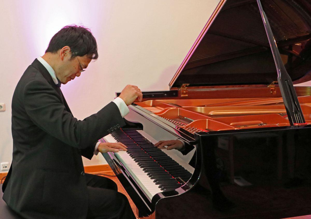 In Zeven geht's auf musikalische Weltreise Toru Oyama konnte sein Zevener Publikum mit seiner intensiven und doch virtuosen Spielart dermaßen in seinen Bann ziehen, dass er viel Applaus bekam und die Musikfreunde noch mit zwei Zugaben verwöhnte.