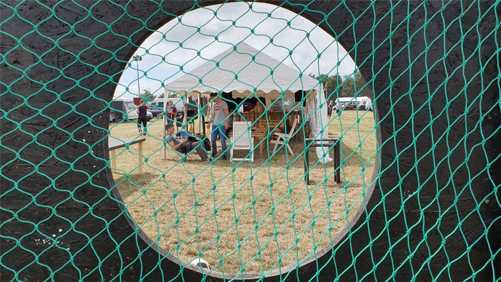 Torwandschießen auf dem Zeltplatz: Einige Besucher haben sich beim Aufbau ihres ...