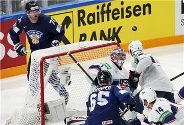 Torwart Jeremy Swayman (hinten, Mitte) aus den USA behält den Puck im Auge. Trotzdem kassierte er vier Treffer.