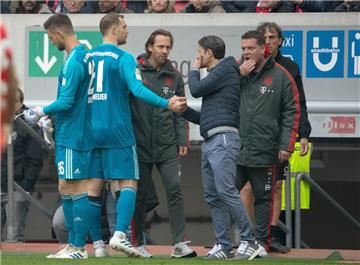 Torwart Manuel Neuer gibt Trainer Niko Kovac nach seiner Auswechselung wegen Verletzung die Hand. Links daneben steht Torwart Sven Ulreich, der für Neuer eingewechselt wird. 