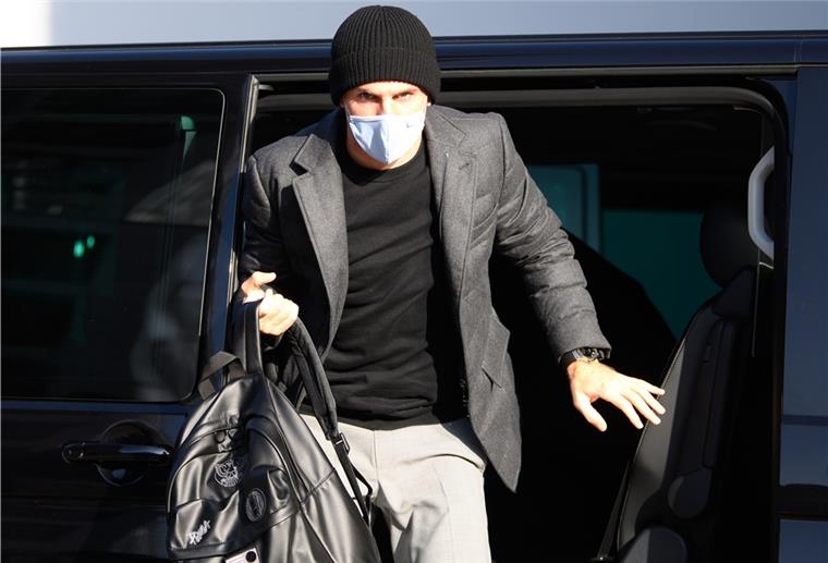 Torwart Oliver Baumann kommt mit Mund-Nasen-Schutz am Hotel an. Wegen Corona-Fällen bei seiner TSG Hoffenheim musste er die Nationalmannschaft nun vorzeitig wieder verlassen.