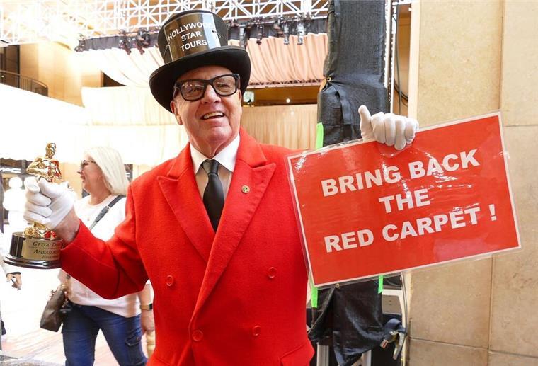 Countdown in Hollywood - Roter Teppich für Oscars ausgerollt Touristenführer Gregg Donovan ist froh, dass der rote Teppich wieder rot ist.