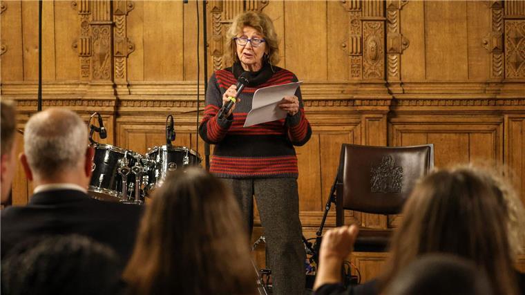 Holocaust-Zeitzeugin appelliert an Menschlichkeit Tova Pagi spricht bei der Eröffnung der Nacht der Jugend im Rathaus Bremen.