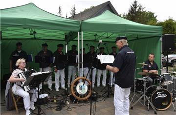 Traditionell trat auch der Wremer Shantychor zur Kaffeezeit auf. Foto: Ulich