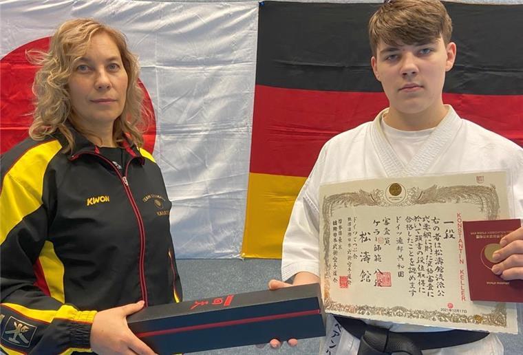 Traditionell wird der erste schwarze Gürtel nach bestandener Prüfung von der Trainerin übergeben. In diesem Fall übergibt ihn Mutter Dina Keller ihrem Sohn Konstantin.