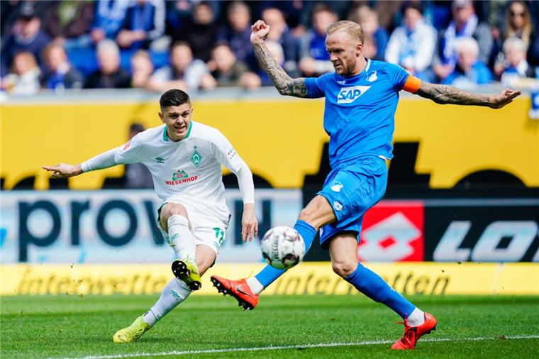 Werder Bremen liebäugelt offenbar mit Kevin Vogt Trägt er bald Grün-Weiß? Hier spielt Kevin Vogt (rechts) noch gegen Milot Rashica von Werder Bremen.