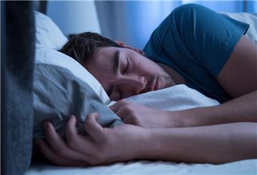 ILLUSTRATION - Träumchen, oder? Ist «Sleepmaxxing» mehr als ein TikTok-Trend? Kann man durch Kiwis wirklich besser schlafen? Ein Harvard-Professor ordnet ein. (zu dpa: «Sleepmaxxing: Schlau oder schädlich?») Foto: Christin Klose/dpa-tmn - Honorarfrei nur für Bezieher des dpa-Themendienstes +++ dpa-Themendienst +++