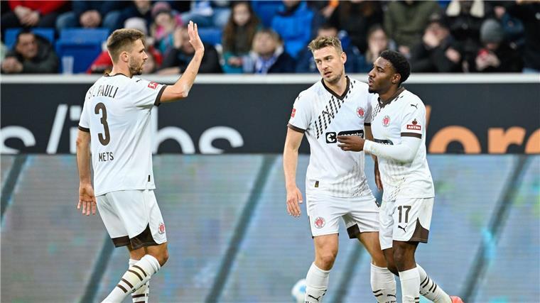 Jubel bei Kiez-Kickern: St. Pauli besiegt Hoffenheim Traf für den Aufsteiger aus Hamburg: Oladapo Afolayan (r).