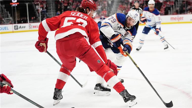 Draisaitl verliert deutsches NHL-Duell gegen Seider Trafen auch mehrfach direkt aufeinander: Die deutschen Eishockey-Stars Leon Draisaitl und Moritz Seider.