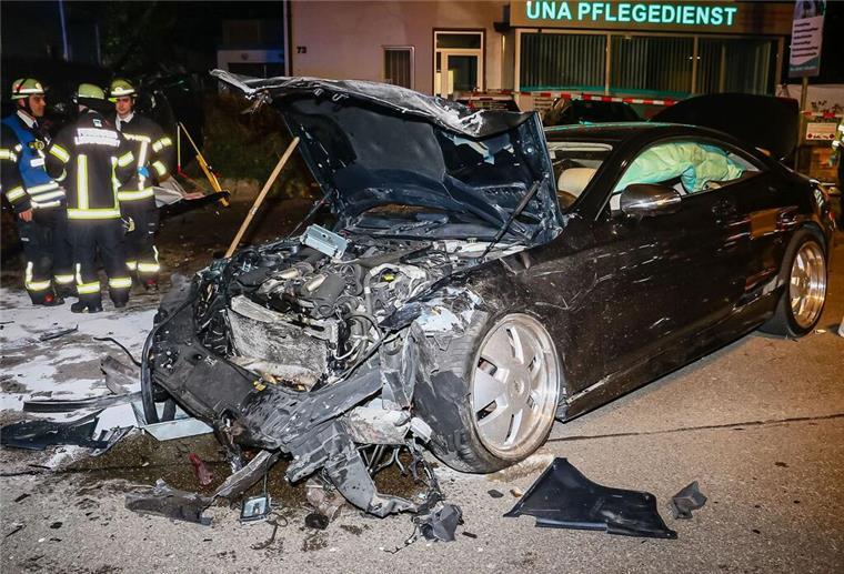 Ein vollkommen zerstörtes Fahrzeug, eine Mercedes  S-Klasse, s