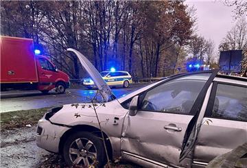 Tragischer Unfall bei Rotenburg: Ein 25-Jähriger geriet in den Gegenverkehr und starb nach der Kollision mit einem Lkw im Krankenhaus.