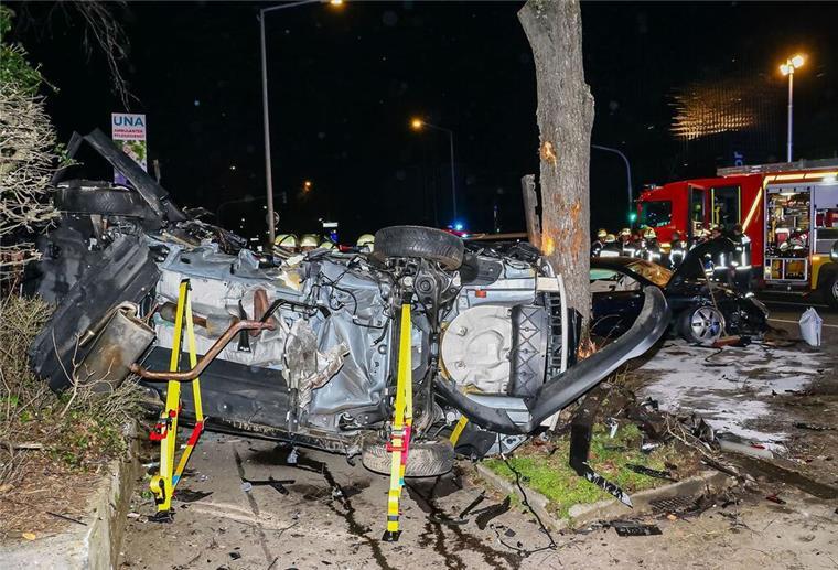 Unfassbar: Zwei unschuldige Frauen sterben – Fahrer flüchtig – War es ein Rennen? Ein vollkommen zerstörtes Auto nach einem illegalen Straßenrennen