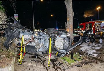 Ein vollkommen zerstörtes Auto nach einem illegalen Straßenrennen