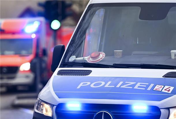  Ein Polizeiauto und ein Rettungswagen mit Blaulicht. 