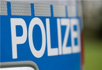 Die Seite eines Polizeifahrzeuges. Der Schriftzug Polizei ist zu sehen.