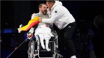 Trainer Alexander Bondar feiert mit Paralympics-Sieger Maurice Schmidt.