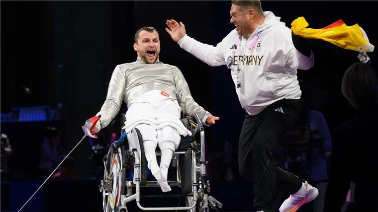 Mit Akribie zu Gold: Rollstuhlfechter Schmidt überrascht Trainer Alexander Bondar feiert mit seinem Schützling Maurice Schmidt.
