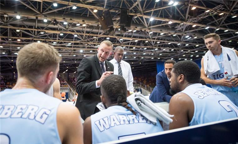 Eisbären bringen Bamberg an den Rand einer Niederlage Trainer Arne Woltmann konnte mit den Eisbären zufrieden sein. Seine Eisbären lieferten Ex-Meister Bamberg einen großen Kampf.